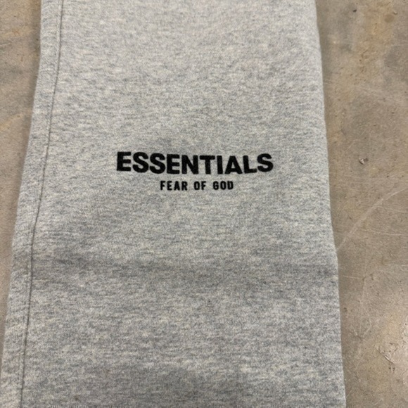 Fear of God Essentials SS22 'Dark Oatmeal' Cuffed Sweatpants Size L - Picture 5 of 7